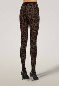 Collant neri trasparenti con un motivo a macchie di leopardo, caratterizzati da una vita alta e una texture liscia, abbinati a tacchi alti neri.