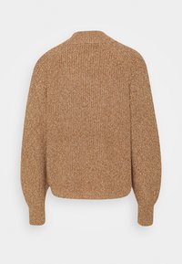 Gebreide trui in lichtbruin met een getextureerde afwerking. Heeft een hoge halslijn en volumineuze mouwen. Achteraanzicht weergegeven.