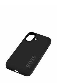 Musta silikoninen puhelinkotelo, jossa on matta pinta, pyöristetyt reunat, aukot kameralle ja latausportille, jossa on kohokuvioitu "BOSS"-logo.