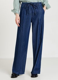 Pantaloni a gamba larga in denim scuro. Presentano un'elastico in vita con cordoncino, tasche frontali e un tessuto liscio, leggermente testurizzato.