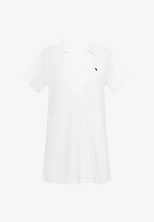 Balti trumpomis rankovėmis polo marškinėliai su giliais V formos kaklu ir mažyliu juodu siuvinėtu arklio logotipu kairėje krūtinės pusėje.