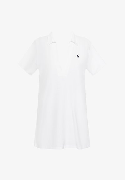 Λευκό κοντομάνικο πόλο με βαθύ V λαιμόκοψη και μικρό μαύρο κεντημένο λογότυπο αλόγου στο αριστερό μέρος του στήθους.