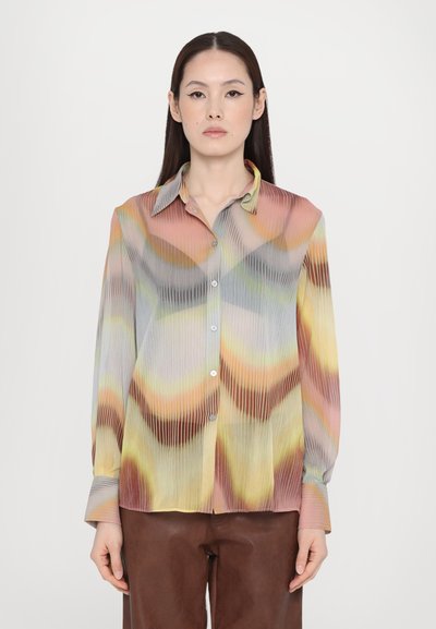 Blusa a maniche lunghe, con motivo in morbido tessuto plissettato con linee ondulate nei toni di rosa, giallo, grigio e verde; presenta un colletto e bottoni.