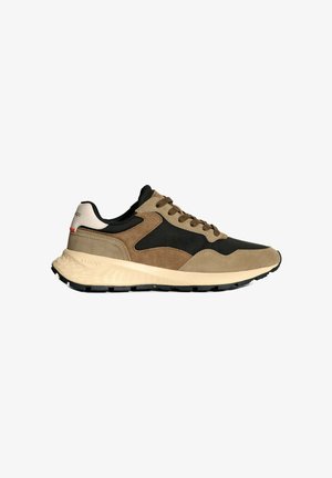 Lage sneaker in bruin, beige en zwart met gestructureerde zool en vetersluiting, zijaanzicht op een witte achtergrond.