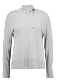 Ljusgrått stickat tröja med hög krage, långa ärmar och ribbat nederkant. Har en svart abstrakt design på vänster axel.