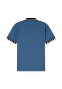 Polo en bleu avec un col à rayures noir et blanc. Manches courtes avec des accents rayés assortis aux poignets. Tissu lisse et texturé.
