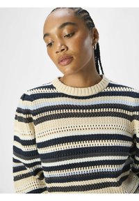 Strikket sweater med en rund halsudskæring, der har lodrette striber i marineblå, beige og lyseblå. Tekstureret med åbne strikdetaljer og ribbede manchetter.