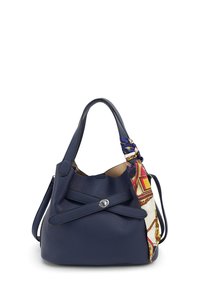 Marineblauwe leren emmer tas met een gestructureerde afwerking, voorzien van een decoratieve sjaal aan de handgreep en een ronde metalen sluiting.