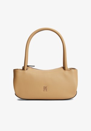 Sac à main en cuir beige avec des poignées arrondies, un petit logo doré centré à l'avant, et une fermeture éclair sur le dessus.