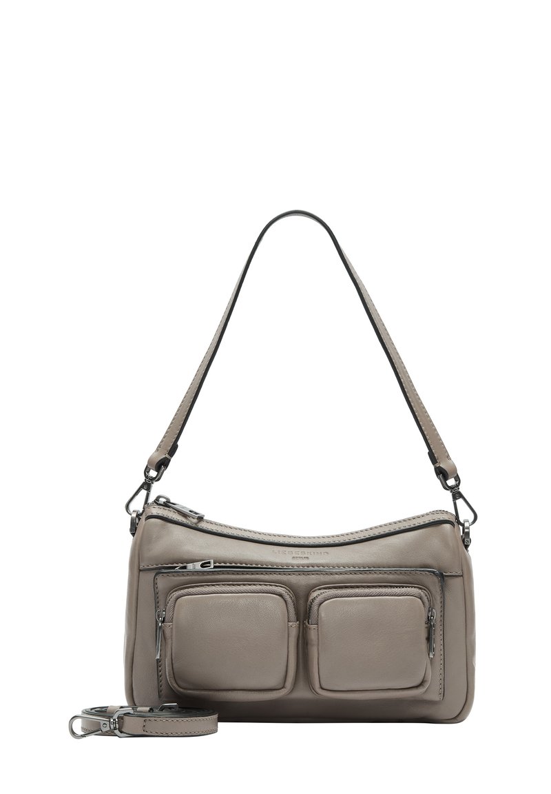 Borsa a tracolla in pelle grigia con due tasche anteriori con zip, texture liscia, forma rotonda, tracolla regolabile e dettagli in metallo argentato.