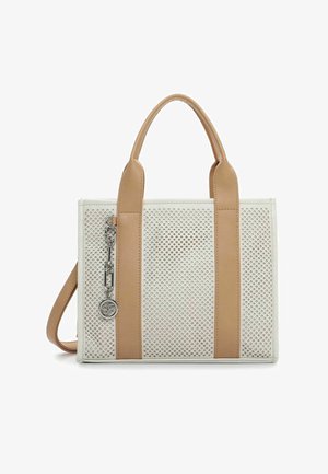 Borsa tote rettangolare color crema con pannello frontale traforato, spalline e manici verticali color cuoio, e catena d'argento con ciondolo rotondo con logo.