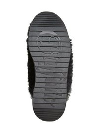 Semelle en caoutchouc noir avec des rainures horizontales, ornée d'un logo en relief et d'un dessus en matériau noir duveteux. Texturée pour une bonne adhérence et une durabilité.