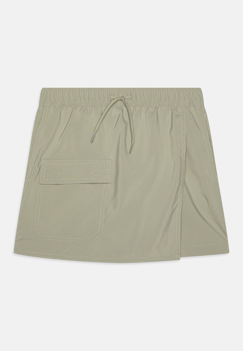 Falda verde claro con cintura elástica y cordón ajustable. Presenta un bolsillo lateral con detalles de costura en contraste.