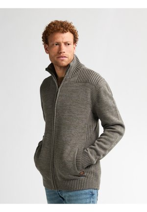 Pullover griș din tricot cu guler înalt și detalii cu model în relief pe umeri. Designul include buzunare frontale și o textură netedă.