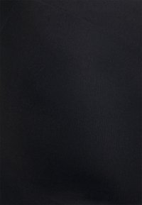 Svart stretchstoff som viser en jevn, ribbet tekstur. Materialet har en subtil glans og er kroppsformet.