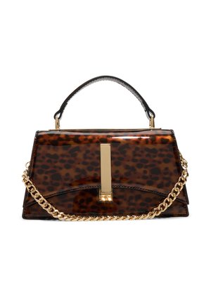 Rechthoekige glanzende handtas met luipaardprint, zwarte bovenhandgreep, gouden verticale sluiting en gouden kettingriem tegen witte achtergrond.
