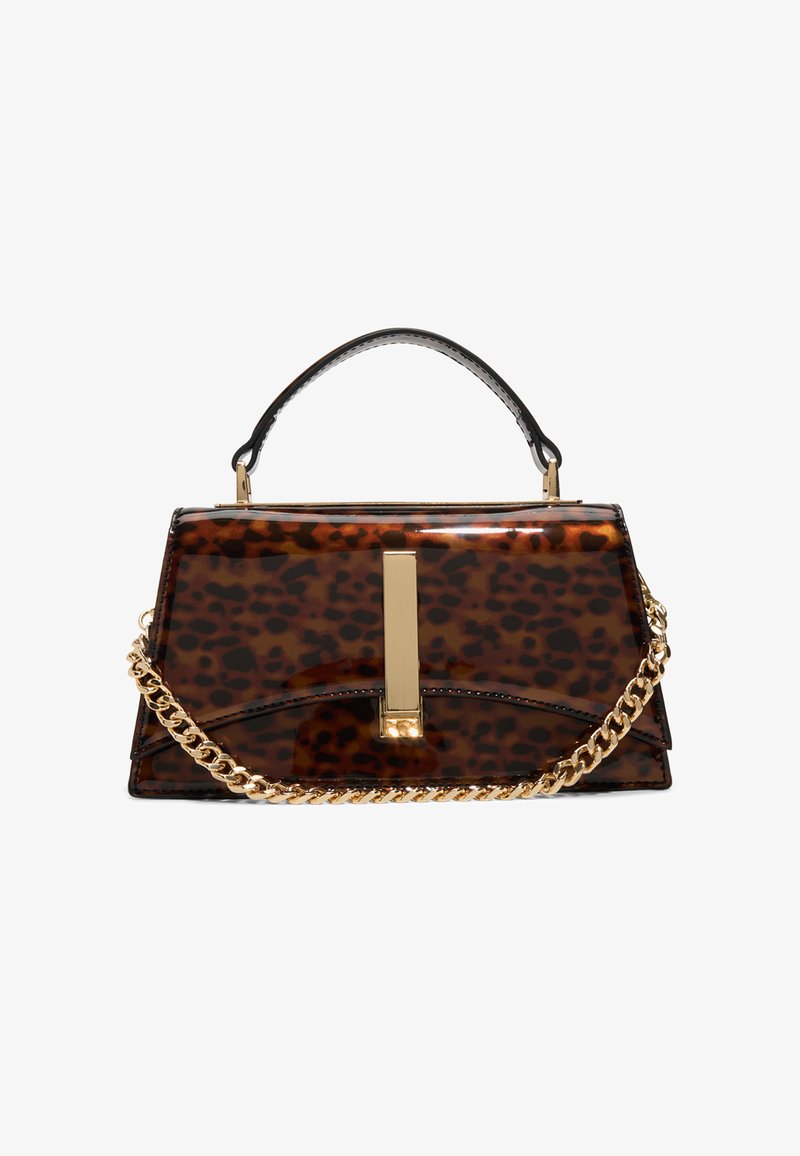 Prostokątna błyszcząca torba na ramię w panterkę z czarnym uchwytem na górze, złotym pionowym zapięciem i złotym łańcuszkiem na ramię na białym tle.