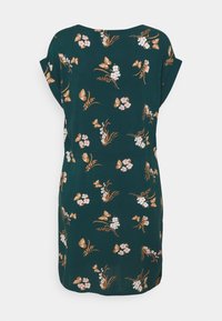 Kurzärmeliges, grünes Kleid mit Blumenmuster, das cremefarbene Blumen und orangefarbene Schmetterlinge zeigt. Hergestellt aus leichtem Stoff mit lockerer Passform und geschwungenem Saum.