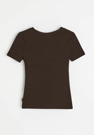 Ciemnobrązowa, krótka koszulka z prążkowanego dzianinowego materiału, z okrągłym dekoltem, pokazana z tyłu na białym tle.