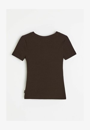 Ciemnobrązowa, krótka koszulka z prążkowanego dzianinowego materiału, z okrągłym dekoltem, pokazana z tyłu na białym tle.