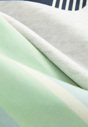 Medvilnės audinio sluoksniai įvairių atspalvių: šviesiai žalia, balta ir tamsiai mėlyna. Tekstūruotos paviršiai su subtiliais raštais ir švelniais, lygiems apdaila.