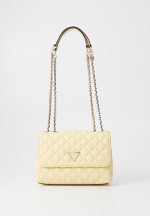 Petit sac à épaule matelassé beige avec des bandoulières chaîne dorées et un logo métallique triangulaire sur le rabat avant.
