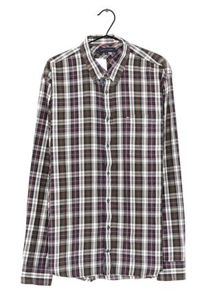 Camicia a quadri a maniche lunghe con bottoni in tonalità di nero, bianco, viola e rosso, appesa a una gruccia nera, con taschino sul petto e colletto con bottoni.