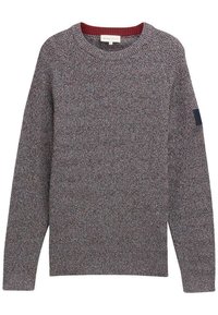 Pull en maille grise avec un col rond et un col bordeaux côtelé. Dispose de manches longues et d'un patch sur la manche gauche.