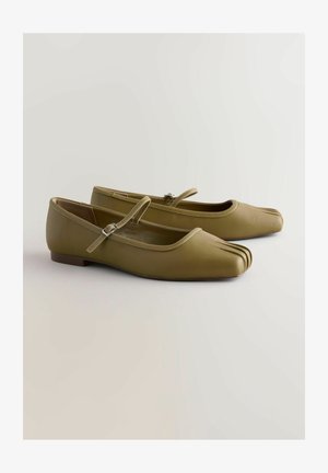 Maslinasto zelene kožne balerinke s okruglim vrhom, prednjim naboraima i kopčom. Ravna potpetica i glatka tekstura. Minimalistički dizajn.