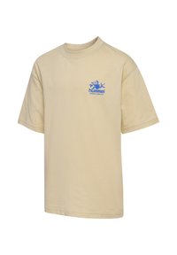 Beiges Baumwoll-T-Shirt mit kurzen Ärmeln, rundem Ausschnitt und blauem "hummel sportswear" Logo auf der linken Brust. Glatte Textur, legeres Design.