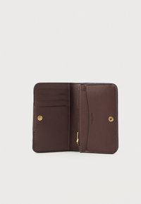 Καφέ δερμάτινο πορτοφόλι ανοιχτό που δείχνει πολλαπλές θήκες καρτών και μια θήκη με φερμουάρ με χρυσά κουμπιά πάνω σε λευκό φόντο.