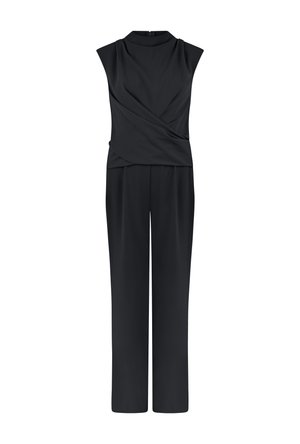 Ärmelloser schwarzer Jumpsuit mit hohem Kragen, drapiertem Taillendetail und geraden Hosenbeinen, auf weißem Hintergrund präsentiert.