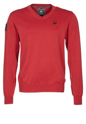 Pull rouge à col en V à manches longues avec poignets et ourlet côtelés, comportant un petit logo noir sur la poitrine et une petite écusson sur la manche gauche.