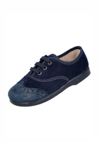 Zapato oxford de ante azul marino con suela de goma negra, perforaciones decorativas en la puntera y cordones de tres ojetes.
