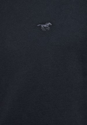 Marineblauer Pullover mit feiner Stricktextur, mit einem kleinen, grauen, gestickten Pferdelogo auf der linken Brust.