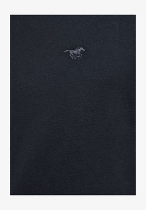 Marineblauer Pullover mit feiner Stricktextur, mit einem kleinen, grauen, gestickten Pferdelogo auf der linken Brust.