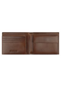 Portefeuille en cuir marron avec plusieurs emplacements pour cartes, un compartiment plus grand et des bords cousus. Présente une typographie en relief à l'intérieur.