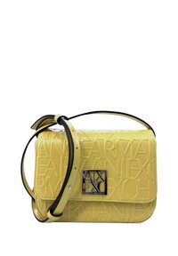 Borsa a tracolla gialla in ecopelle goffrata. Presenta una tracolla nera e dettagli in metallo argentato. Forma rettangolare compatta.