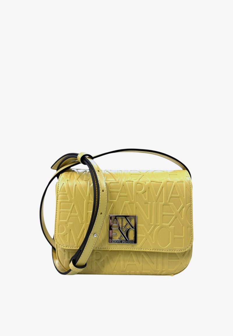 Borsa a tracolla gialla in ecopelle goffrata. Presenta una tracolla nera e dettagli in metallo argentato. Forma rettangolare compatta.