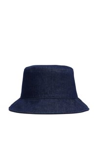 Chapeau seau en denim bleu avec un large rebord, un dessus structuré et des détails de couture visibles, présentant une texture lisse et un design décontracté.