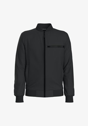 Zwarte bomberjack met een ritssluiting aan de voorkant, ribgebreide manchetten en onderrand, voorzien van een borstzak met een horizontale rits en een gladde stofstructuur.