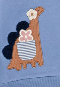 Blaues Sweatshirt mit einer Dinosaurier-Applikation, die einen strukturierten braunen Körper, marineblaue Stacheln und eine gestreifte Tasche mit pinken und weißen Blumen enthält.