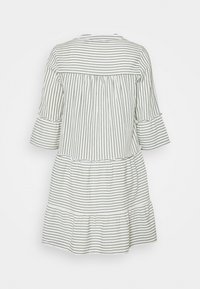 Raidallinen puuvillamekko, jossa on kolmivartiset hihat, kerrostettu helma ja rypytetyt hihojen reunat vihreänä ja valkoisena. Takakuvassa esillä.