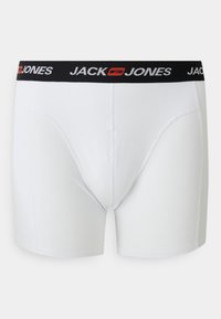 Weiße Baumwoll-Boxershorts mit einem schwarzen elastischen Bund, der das "JACK & JONES"-Logo in Weiß und Rot zeigt. Glatte Textur, taillierter Schnitt.