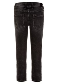 Pantalones vaqueros negros de corte recto, con dos bolsillos traseros y una cinturilla sencilla. La textura es suave con un ligero brillo.