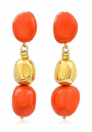 Boucles d'oreilles pendantes avec deux perles orange irrégulières et une perle dorée brillante au milieu, reliées par de petits anneaux dorés.
