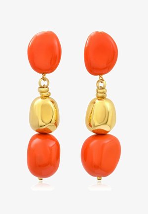 Boucles d'oreilles pendantes avec deux perles orange irrégulières et une perle dorée brillante au milieu, reliées par de petits anneaux dorés.