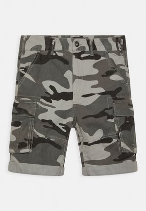 Cargo-shorts med camouflage-mønster i nuancer af grå med forlommer, bæltestropper, knaplukning og klaplommer på siderne.