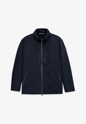 Marineblaue Jacke mit Reißverschluss, Stehkragen, zwei vertikalen Brusttaschen, zwei seitlichen Reißverschlusstaschen und einem schwarzen Aufnäher am linken Ärmel.