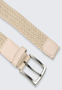 Geflochtener beiger Textilgürtel mit einem glatten Lederansatz. Verfügt über eine rechteckige silberne Metallschnalle und eine Lederlasche mit geprägtem Logo.